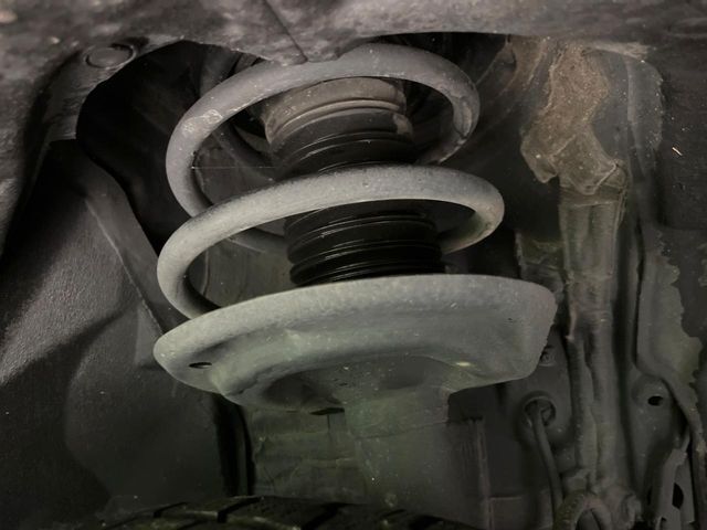 お車を安心してお乗りいただく為には、足回りの定期点検が欠かせません。サービスサポート（有償保証）では無料点検もご提供しており、安心のカーライフをお過ごしいただけるサポート体制が整っています。