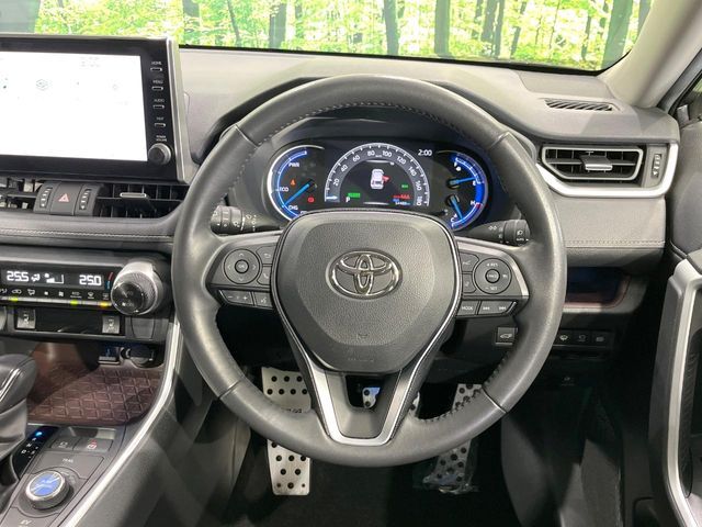 【レーダークルーズコントロール】高速道路での長距離走行が楽に！！自動で速度を保つクルーズコントロールが、衝突軽減システムと連携し、前方の車両を感知して車間を保つように速度調節してくれます！！