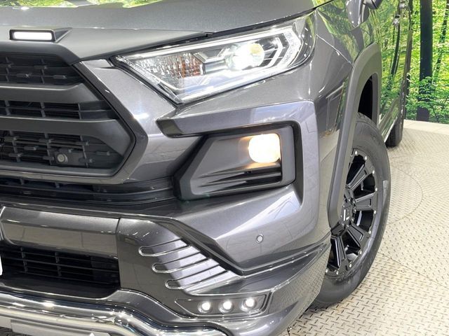 【LEDヘッドライト】悪天候や夜間走行時も良好な視界を確保し安心して運転できる高輝度LEDヘッドライトを装備！点灯速度が早く、消費電力も抑えられています。