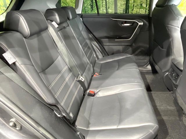 広々とした2列目シートは居住性が高く、居心地も快適！友達や家族とのお出かけにぴったりです。ベビーシートやチャイルドシート使用時も快適にお過ごしいただける十分な空間を確保しています。