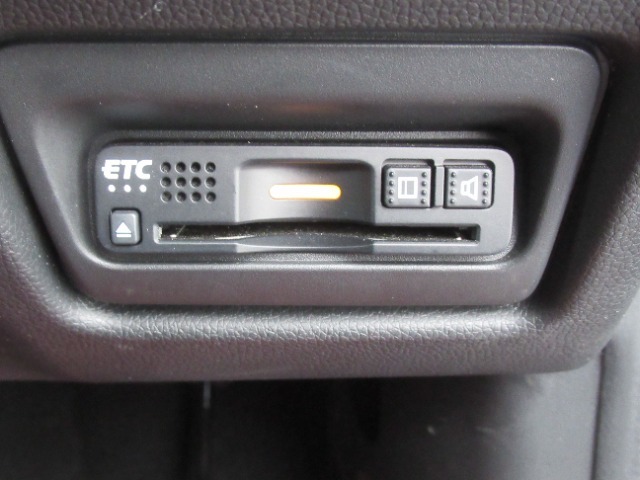 『ETC搭載』　高速利用時に便利なETCを搭載しております。高速道路での利用がスムーズになります！これで長旅も楽々♪納車時にセットアップをさせていただきますので、カードを差し込むだけでご利用いただけま