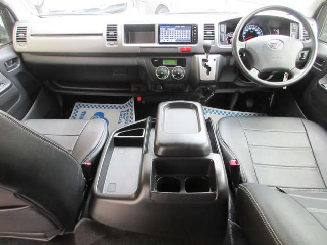クリーニング済みの綺麗な運転席！ワイドボディ＆ハイルーフならではの広大な空間！内装も綺麗で気持ち良くお乗り頂けます！Wエアバッグ・ABS・キーレス・イモビライザー・オートエアコンと快適装備！