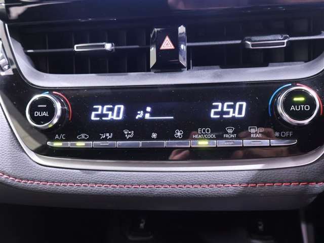 【左右独立温度コントロールエアコン】運転席・助手席で別々に快適さを得られるように、空調にもきめ細やかな配慮をしています。オート機能なので一度、気温を設定すれば自動的に過ごし易い温度に調整してくれます