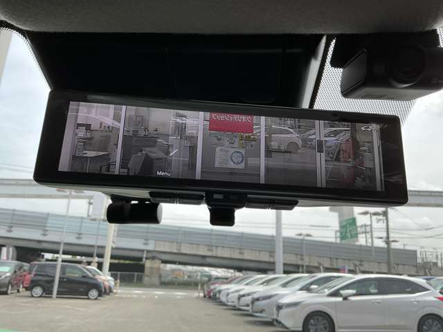 スマートルームミラー♪たくさん荷物を載せても、バックカメラで映像を映すので後方の視界も確保！！様々なシーンで活躍する便利装備☆