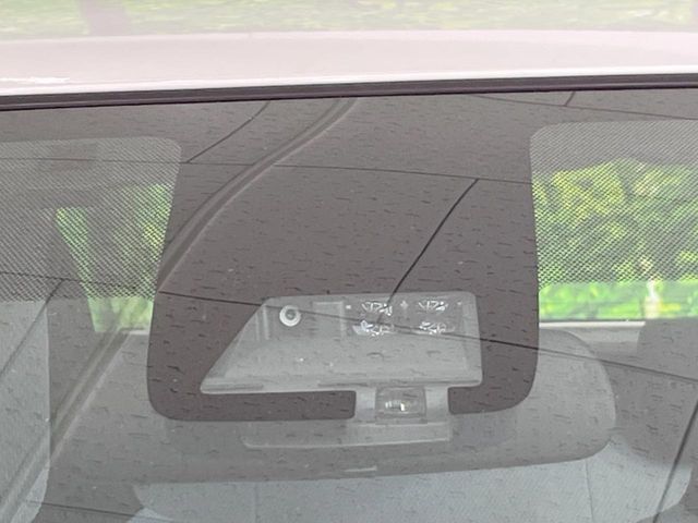 【プリクラッシュセーフティ】前方の車両等を検知し、衝突しそうな時は警報で注意を促し、ブレーキを踏む力をサポート。ブレーキを踏めなかった場合は衝突被害軽減ブレーキが作動、衝突回避をサポートします。