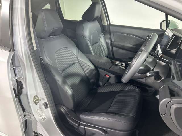 【運転席】座り心地が良いシートなので長時間の運転でも快適にお過ごしいただけます。新品のフロアマットのご注文も可能です。掲載箇所以外にご希望の写真がございましたらお気軽にお問い合わせ下さい。