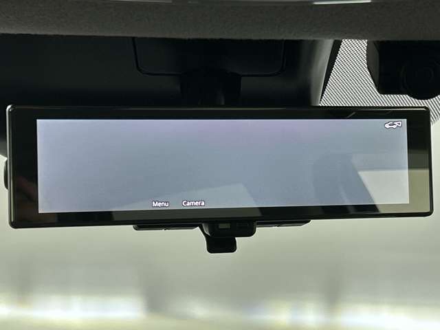 【デジタルルームミラー】車両後方カメラの映像をルームミラーに映すことが出来ます。 そのため、後席に人や荷物があって後方が見えづらい場合でもしっかり視界を確保することが出来ます。