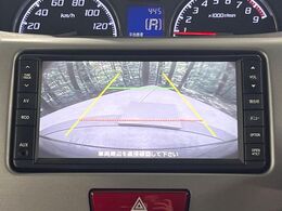 【バックカメラ】駐車時に後方がリアルタイム映像で確認できます。大型商業施設や立体駐車場での駐車時や、夜間のバック時に大活躍！運転スキルに関わらず、今や必須となった装備のひとつです！