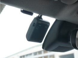 ◆ドライブレコーダー◆映像・音声などを記録する自動車用の装置です。　もしもの事故の際の記録はもちろん、旅行の際の思い出としてドライブの映像を楽しむことができます。