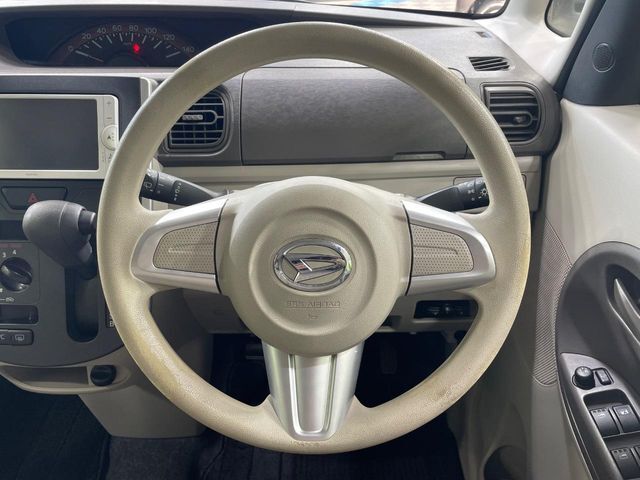 インテリアに合わせたデザインのステアリングは、運転される方のことも考え、運転しやすい形状、大きさです。是非一度、実際に触ってお確かめください。