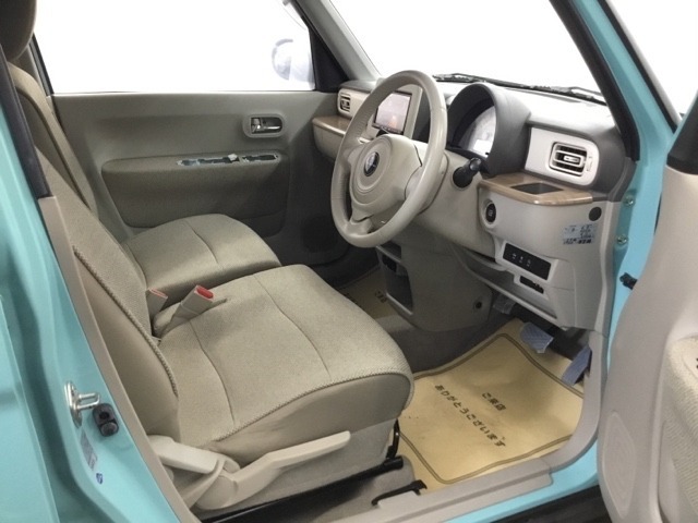シートはフィット性も良く、楽な運転姿勢を保てます。