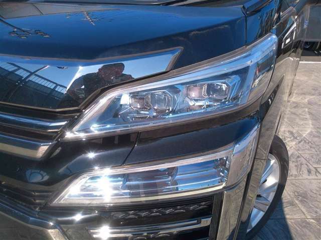 夜間でも明るいLEDヘッドライトがついたお車です