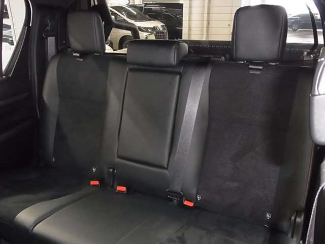 当社販売担当者、仕入担当者、リフトに持ち上げ車検検査員による下廻りチェックをクリアした高品質車を展示しております。