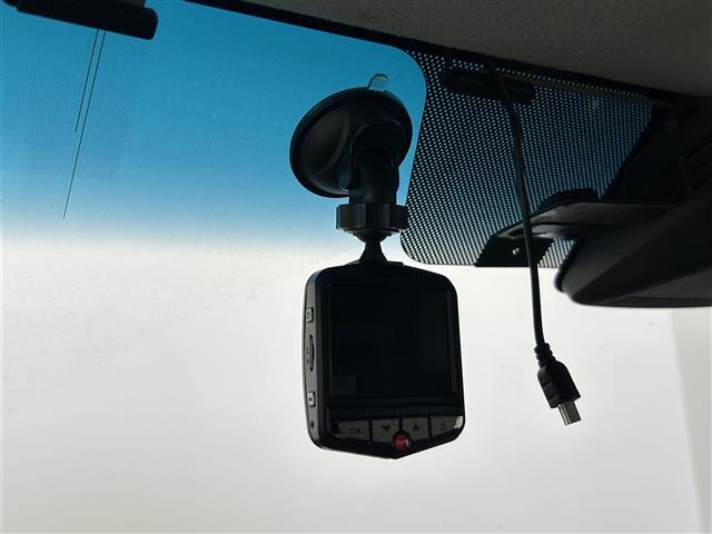【ドライブレコーダー】映像・音声などの運転中の記録を残します。事故などを起こした起こされた時の証拠になりえますので、もしも時でも安心ですね。