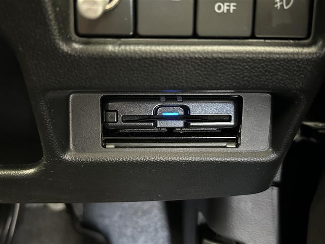 【ETC】有料道路を利用する際に料金所で停止することなく通過できる、ETC車載器（ノンストップ自動料金収受システム機器）が装備されています。セットアップを行うことで利用可能になります。