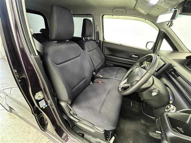 【運転席】座り心地が良いシートなので長時間の運転でも快適にお過ごしいただけます。新品のフロアマットのご注文も可能です。掲載箇所以外にご希望の写真がございましたらお気軽にお問い合わせ下さい。