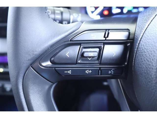 ステアリングスイッチは、運転時も手を離さずともオーディオの操作もでき、便利です