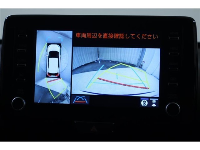 車を上から見たような視点のパノラミックビューモニター。後方の死角だけでなく左右や前方の障害物の発見もしやすくなります！
