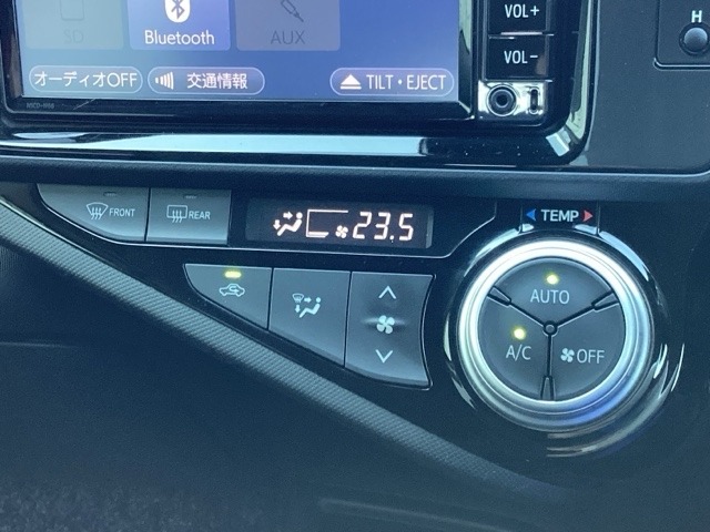 フルオートエアコンなので、スイッチ1つでオールシーズン快適温度に設定する事が出来ます。