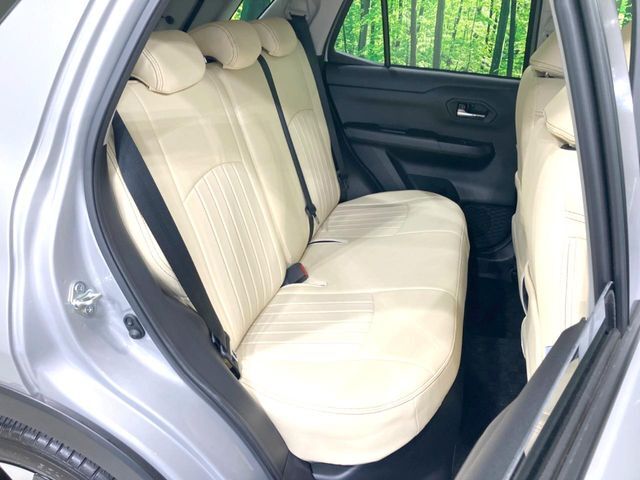 後部座席も気になるようなキズ・汚れやへたり等、大きなダメージはなく、良好な状態です。