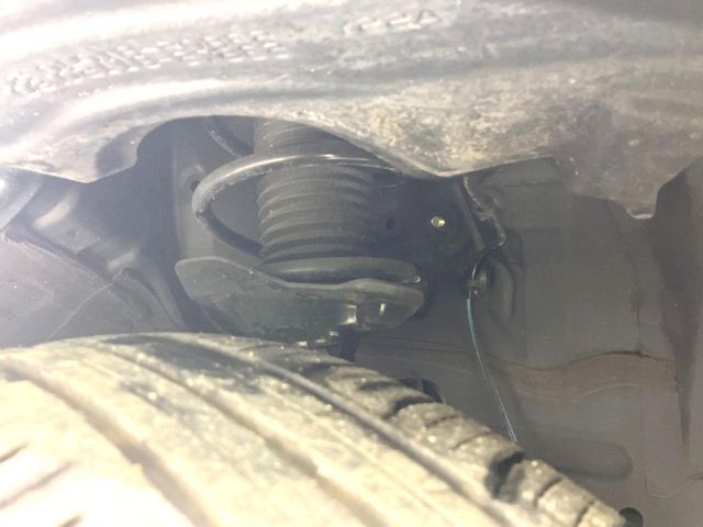 お車を安心してお乗りいただく為には、足回りの定期点検が欠かせません。サービスサポート（有償保証）では無料点検もご提供しており、安心のカーライフをお過ごしいただけるサポート体制が整っています。