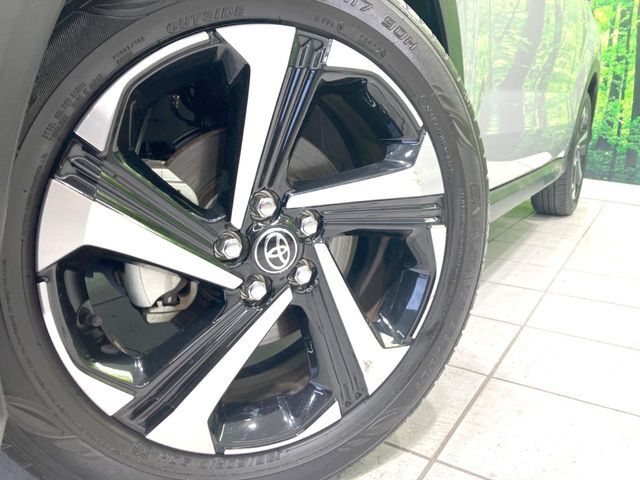 【純正17インチアルミホイール】外観にマッチした純正アルミホイールを装着しております。各種社外アルミホイールや、スタッドレスタイヤも取扱いしております。是非ご相談ください♪