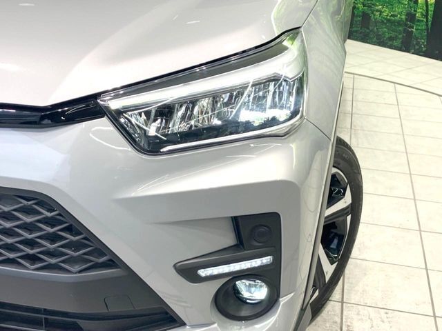 【LEDヘッドライト】悪天候や夜間走行時も良好な視界を確保し安心して運転できる高輝度LEDヘッドライトを装備！点灯速度が早く、消費電力も抑えられています。