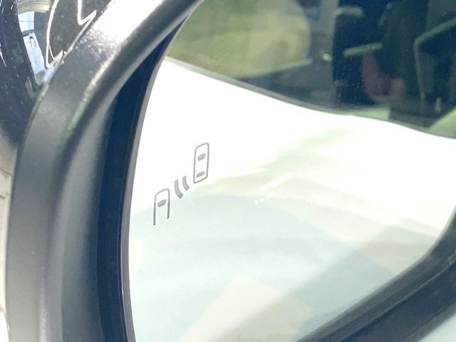 【ブラインドスポットモニター】走行中、ドアミラーの死角になりやすい箇所に後続車が接近するとサイドミラーのレンズに警告を表示！ドライバーに注意喚起をしてくれます。