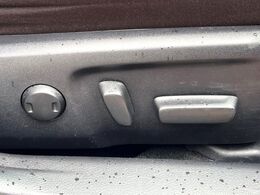 【パワーシート】スイッチ一つで簡単にシートの微調整が可能！電動だから力もいりません！快適なシートポジションにセットして、快適なドライブをお楽しみください。