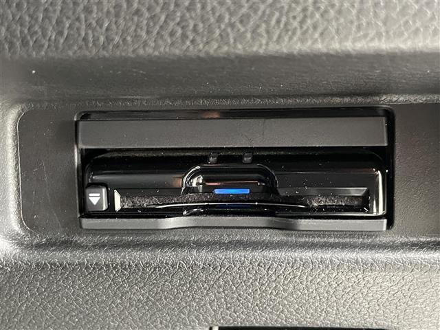 【ETC】有料道路を利用する際に料金所で停止することなく通過できる、ETC車載器（ノンストップ自動料金収受システム機器）が装備されています。セットアップを行うことで利用可能になります。