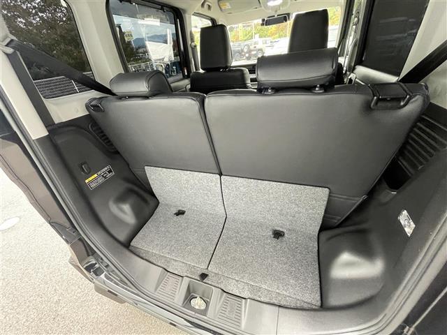 【トランク】積み込みやすくて、たっぷり積める荷室です。シートアレンジできるものは、乗車人数と荷物の量や大きさによってシートを動かすことができるので、より快適なドライブが可能です！