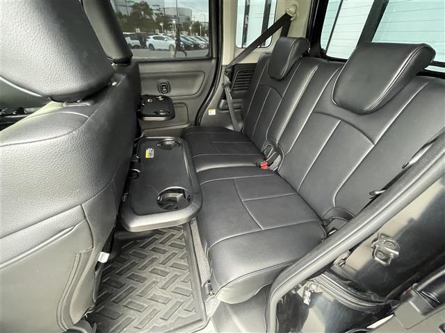 【後部座席】後席もゆったりドライブを楽しめます。内外装はプロこだわりのクリーニングで清潔なおクルマでご納車させていただきます！店舗での現車確認も承っています！