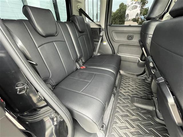 【フロアマット】ニオイが気になる方は消臭効果のある内装クリーニングオプションがおすすめです！またオプションパーツのご用意もありますので、自分だけのオリジナルの車内空間をお創りいただけます！