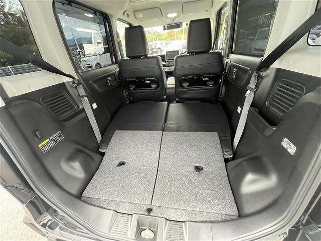 【シートアレンジ】乗車人数、荷物によってシートアレンジは自由自在です！軽い力でシートを動かせます。開口部は低く、重い荷物もラクに積み下ろしできます。