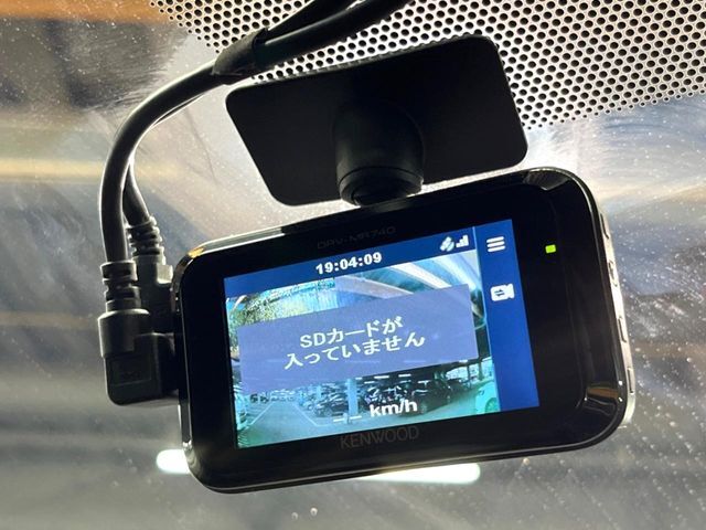 【ドライブレコーダー】安心・安全なカーライフに必須のドライブレコーダーを装備！走行中はもちろん、あおり運転や事故に遭遇した際の状況も映像で記録し、万一のリスクに備えます。