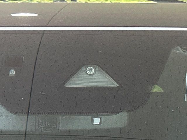 【i-ACTIVESENSE】走行中に前方の車両等を認識し、衝突しそうな時は警報とブレーキで衝突回避と被害軽減をアシスト。より安全にドライブをお楽しみいただけます。