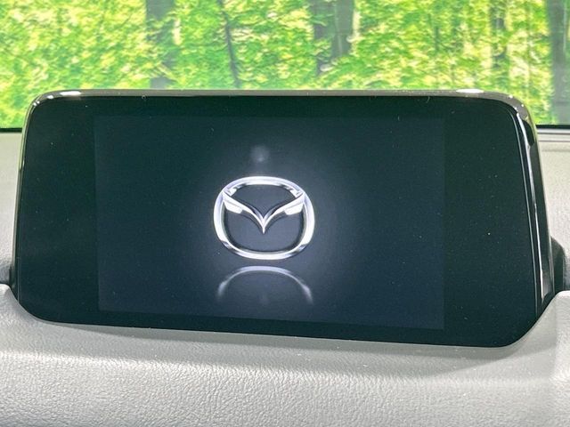 【10.25インチマツダコネクト】車内の雰囲気にマッチした大型ディスプレイ。スマホ接続でのナビ使用やBluetooth再生等、様々な機能が楽しめます。直感的なダイヤル操作が可能で、使い勝手も良好です。