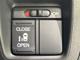 【パワースライドドア】スマートキーや運転席のスイッチでスライドドアの開閉が可能♪電動だから力を入れてドアを開ける必要が無く、小さいお子様でも、重い荷物を持っている時もラクに開け閉めできます♪