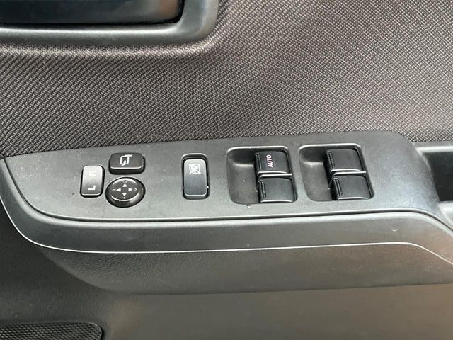 【電動格納ミラー】サイドミラーは電動格納式となっており、狭い駐車場でもキズがつくリスクを抑えられます。