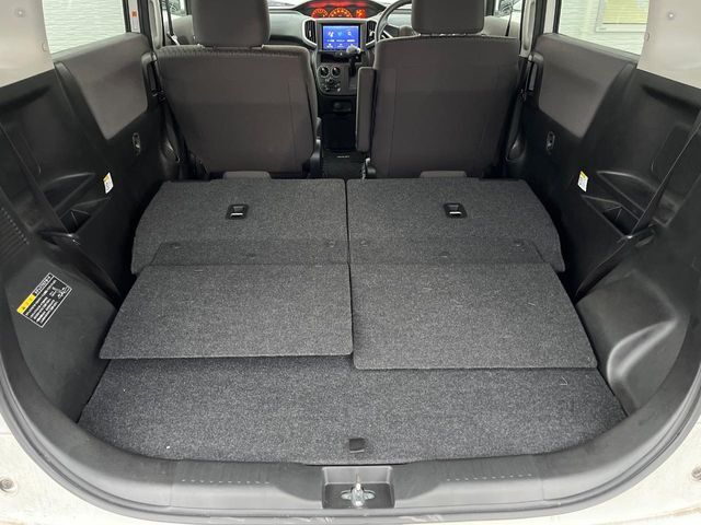 積み下ろしのしやすいデッキにはたっぷりと荷物を積み込んでいただけます。遊びから仕事まで、様々なシーンで頼れます♪