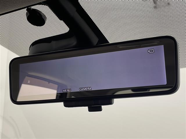 【インテリジェントルームミラー】車両後方カメラの映像をルームミラーに映すことが出来ます。 そのため、後席に人や荷物があって後方が見えづらい場合でもしっかり視界を確保することが出来ます。