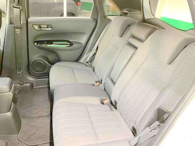 ゆったり座れるリアシート！足元スペースも広々としていて、乗り心地も良いです！シートの座り心地も良くてくつろげますよ♪