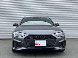 日本人デザイナーの発案によって2005年から採用されている、「シングルフレームグリル」。ひと目でAudiとわかる象徴的なデザインはAudiのブランドイメージを確立しています。