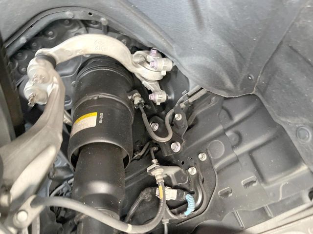 お車を安心してお乗りいただく為には、足回りの定期点検が欠かせません。サービスサポート（有償保証）では無料点検もご提供しており、安心のカーライフをお過ごしいただけるサポート体制が整っています。