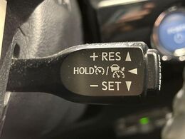 【レーダークルーズコントロール】高速道路での長距離走行が楽に！！自動で速度を保つクルーズコントロールが、衝突軽減システムと連携し、前方の車両を感知して車間を保つように速度調節してくれます！！