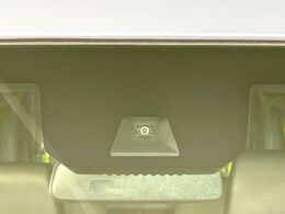 【ホンダセンシング】走行中に前方の車両等を認識し、衝突しそうな時は警報とブレーキで衝突回避と被害軽減をアシスト。より安全にドライブをお楽しみいただけます。