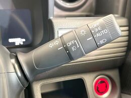 【オートライト】周りの明るさに応じて自動でヘッドライトの点灯・消灯ができる機能です！ライトの付け忘れ・消し忘れなどが無くなり、雨の日や夕方の走行も安心！トンネル通過時も便利ですね♪