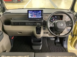 車内は光触媒抗菌消臭施工済です。インパネ周りはスタイリッシュなデザインで機能や装備も充実しています。グローブボックスやカップホルダーのほかにトレーなどたくさんの収納スペースが付いています。