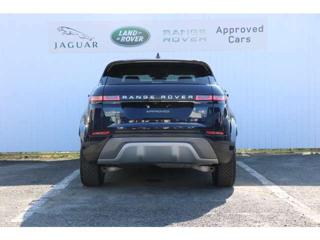 リアゲートに浮かび上がるRANGEROVERのロゴとLEDのテールランプデザインがEVOQUEの存在感を印象付けます