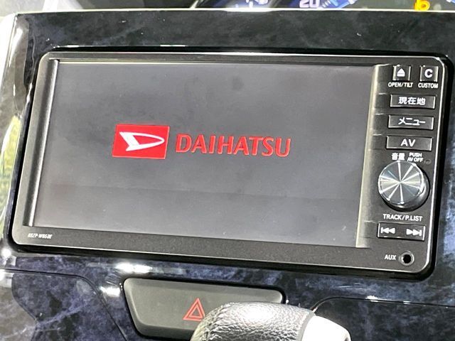 【純正ナビ】人気の純正ナビを装備しております。ナビの使いやすさはもちろん、オーディオ機能も充実！キャンプや旅行はもちろん、通勤や買い物など普段のドライブも楽しくなるはず♪